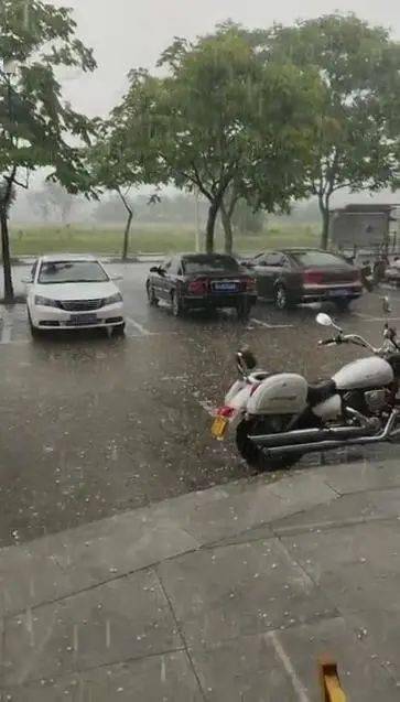 西安突降冰雹 二手车商称多车被砸